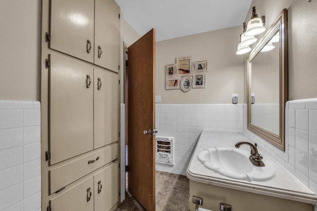 4325 Shady Glen Drive Waco, TX 76708 - Photo 24 of 40 a bathroom with a sink and mirror
