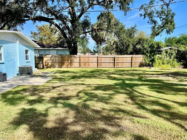 a view of a backyard