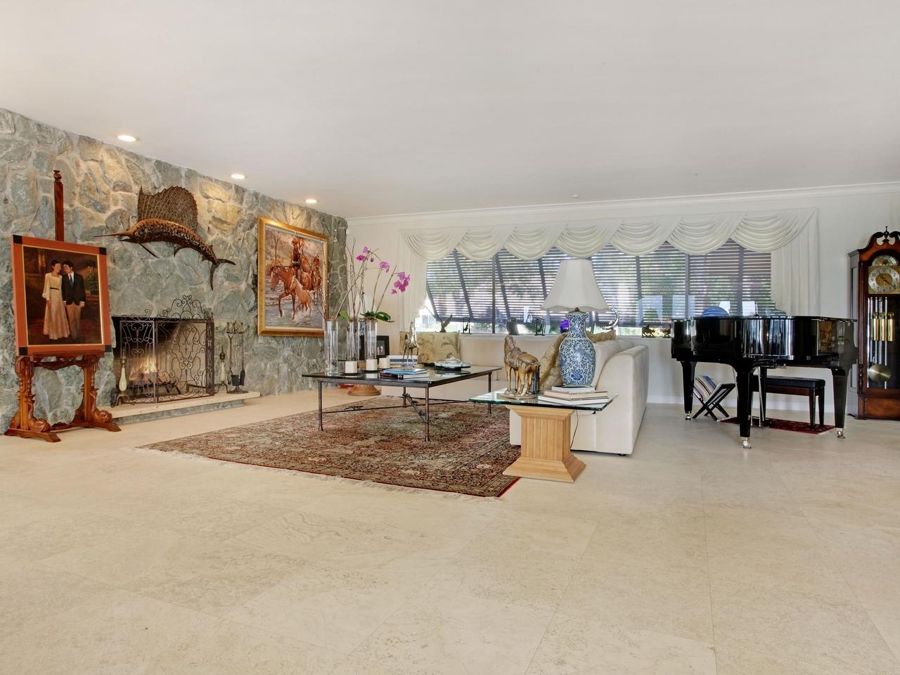 19 Bay Harbor Road Jupiter, FL 33469 - Photo 8 of 26 Living Room