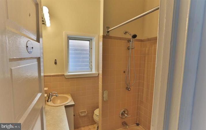 855 North 24th Street Philadelphia, PA 19130 - Photo 26 of 35 a bathroom with a shower