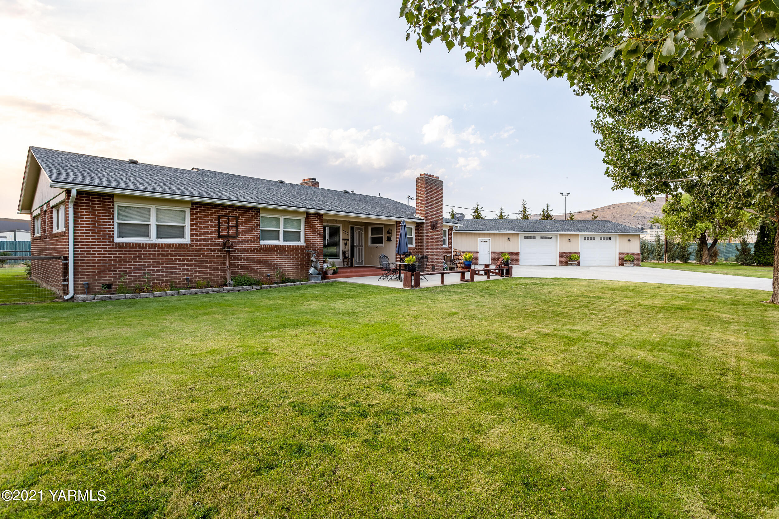 550 McPhee Road Naches, WA 98937 - Photo 2 of 28 a house view with a garden space