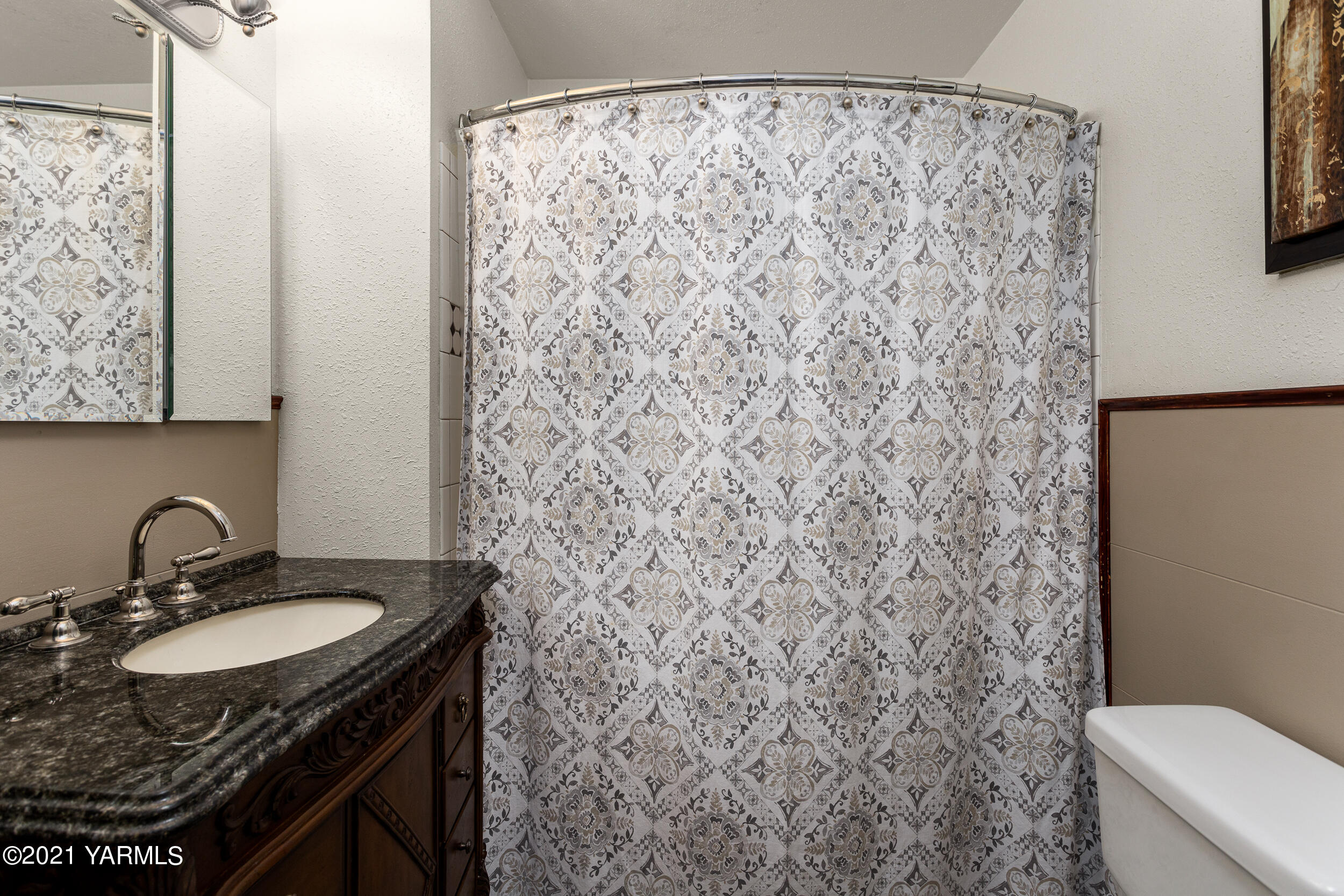 550 McPhee Road Naches, WA 98937 - Photo 17 of 28 a bathroom with a sink toilet and shower