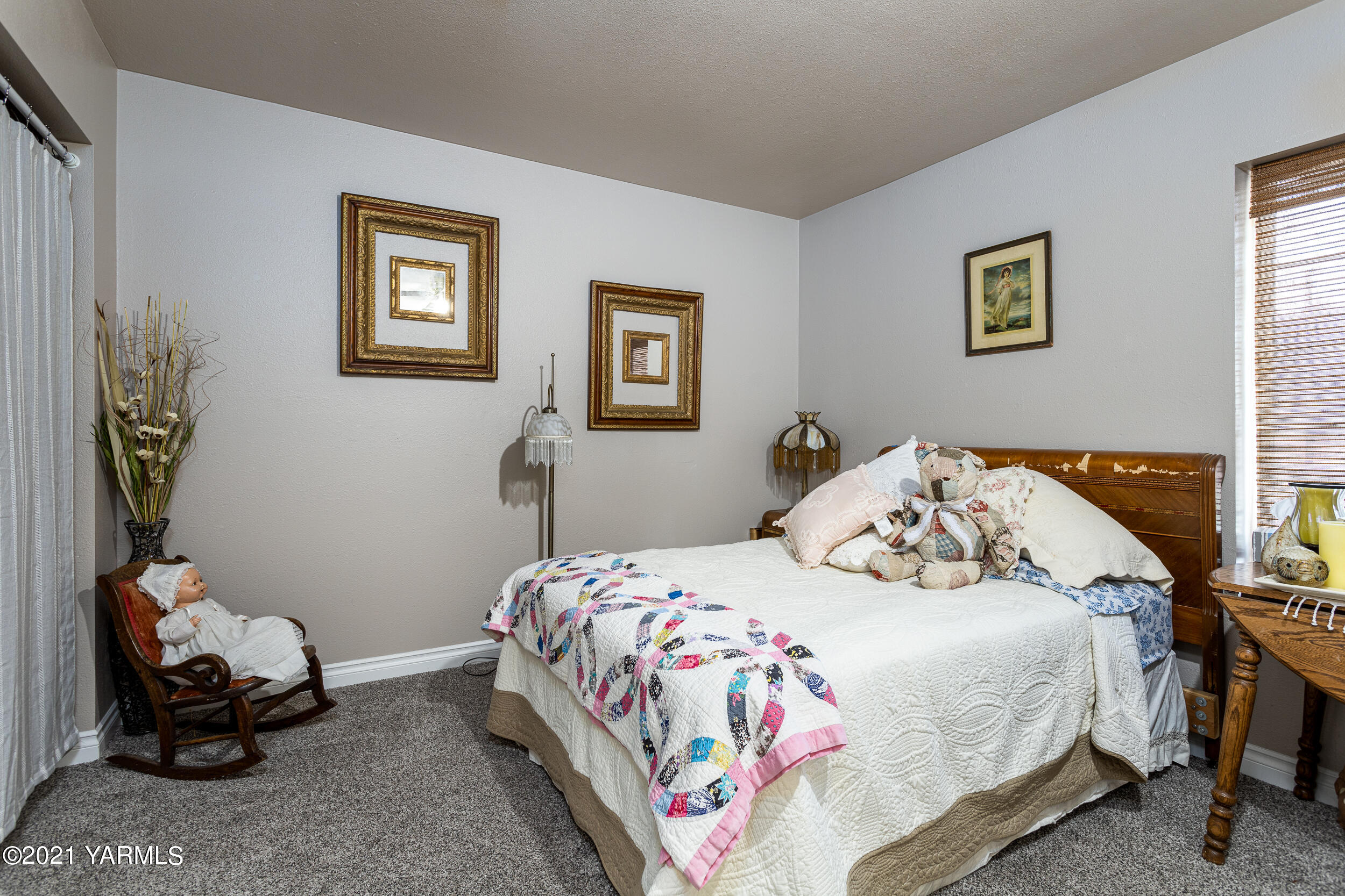 550 McPhee Road Naches, WA 98937 - Photo 18 of 28 a bedroom with a bed and a couch