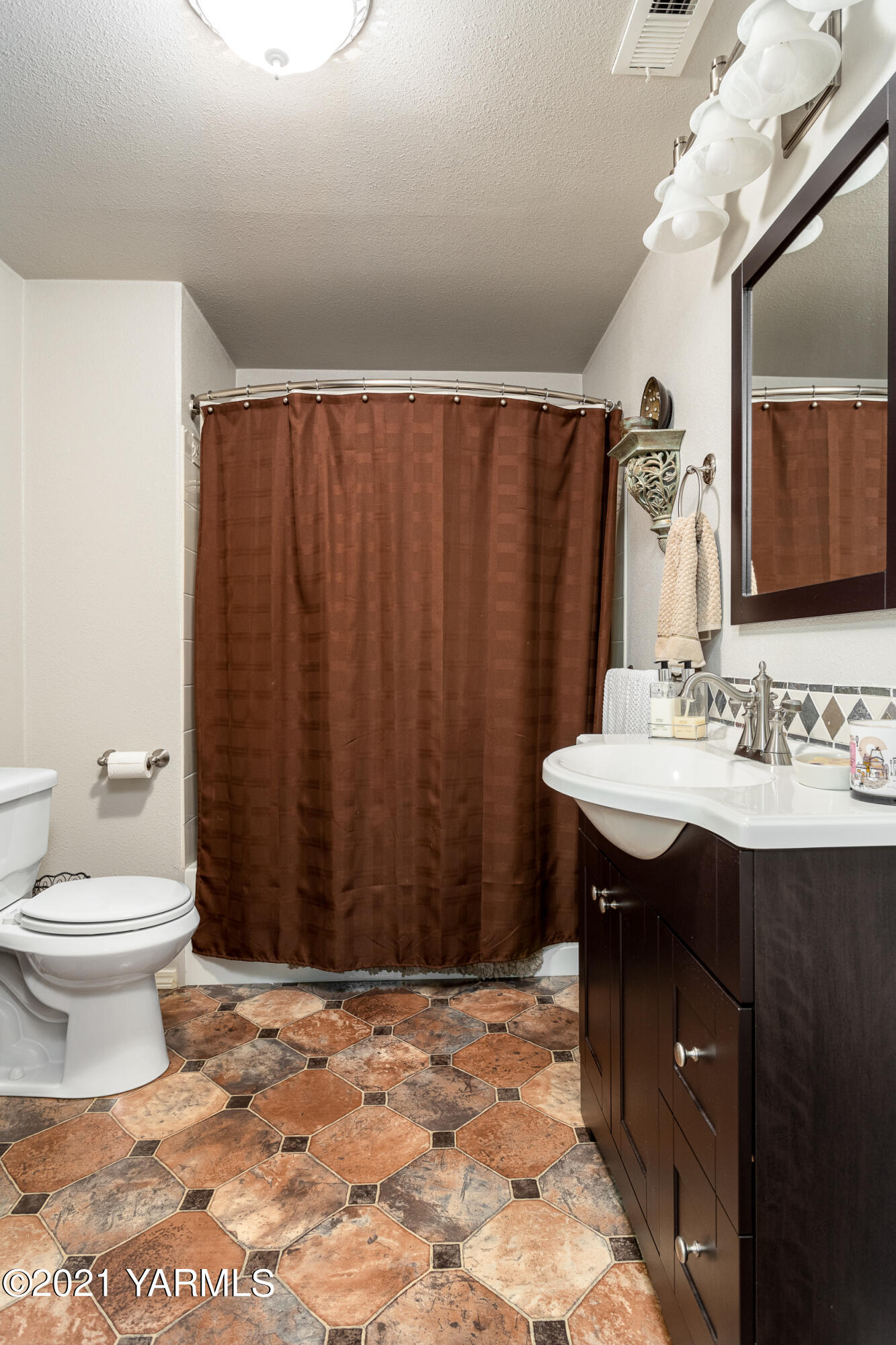 550 McPhee Road Naches, WA 98937 - Photo 19 of 28 a bathroom with a sink a toilet and shower