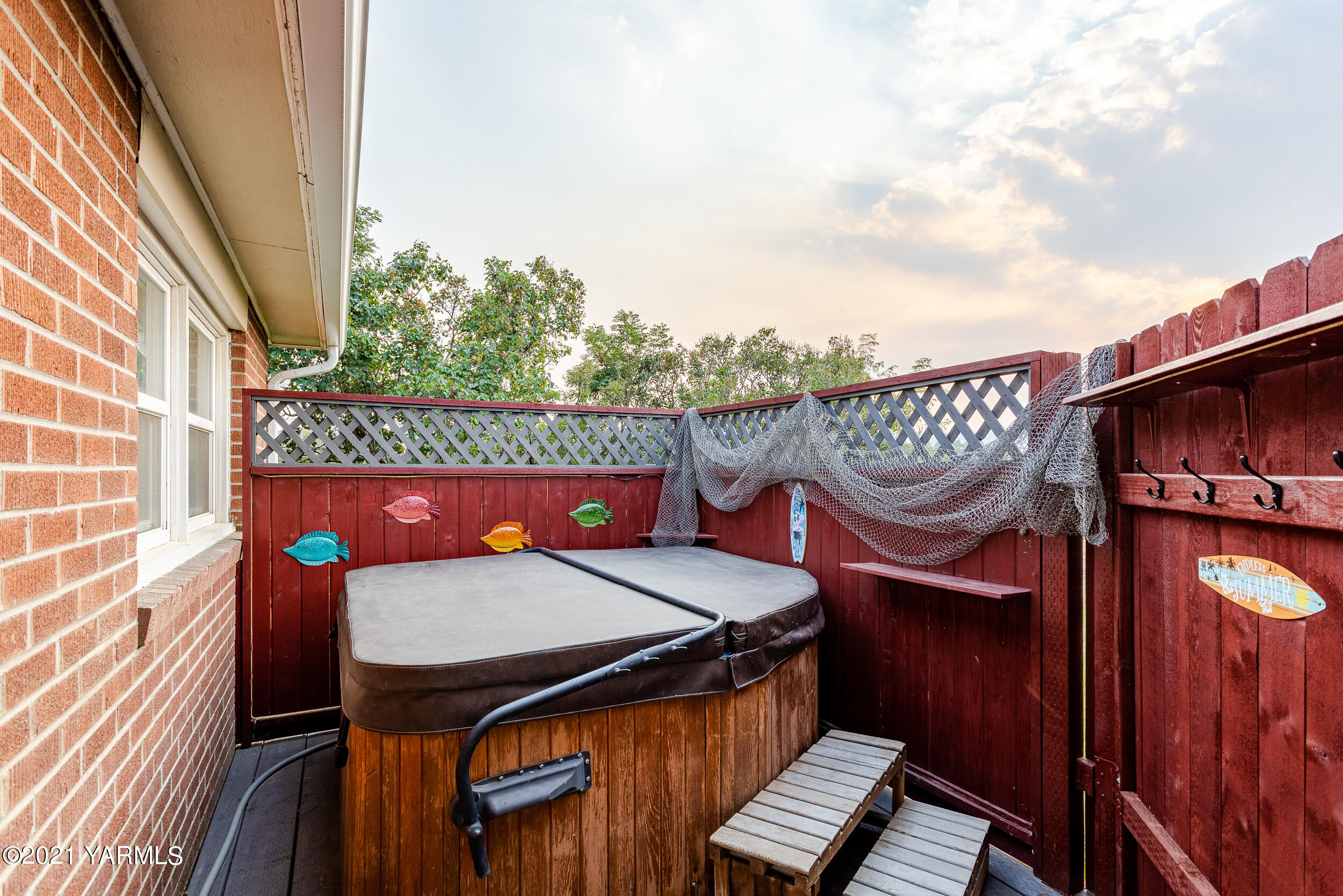 550 McPhee Road Naches, WA 98937 - Photo 22 of 28 a view of a balcony with furniture