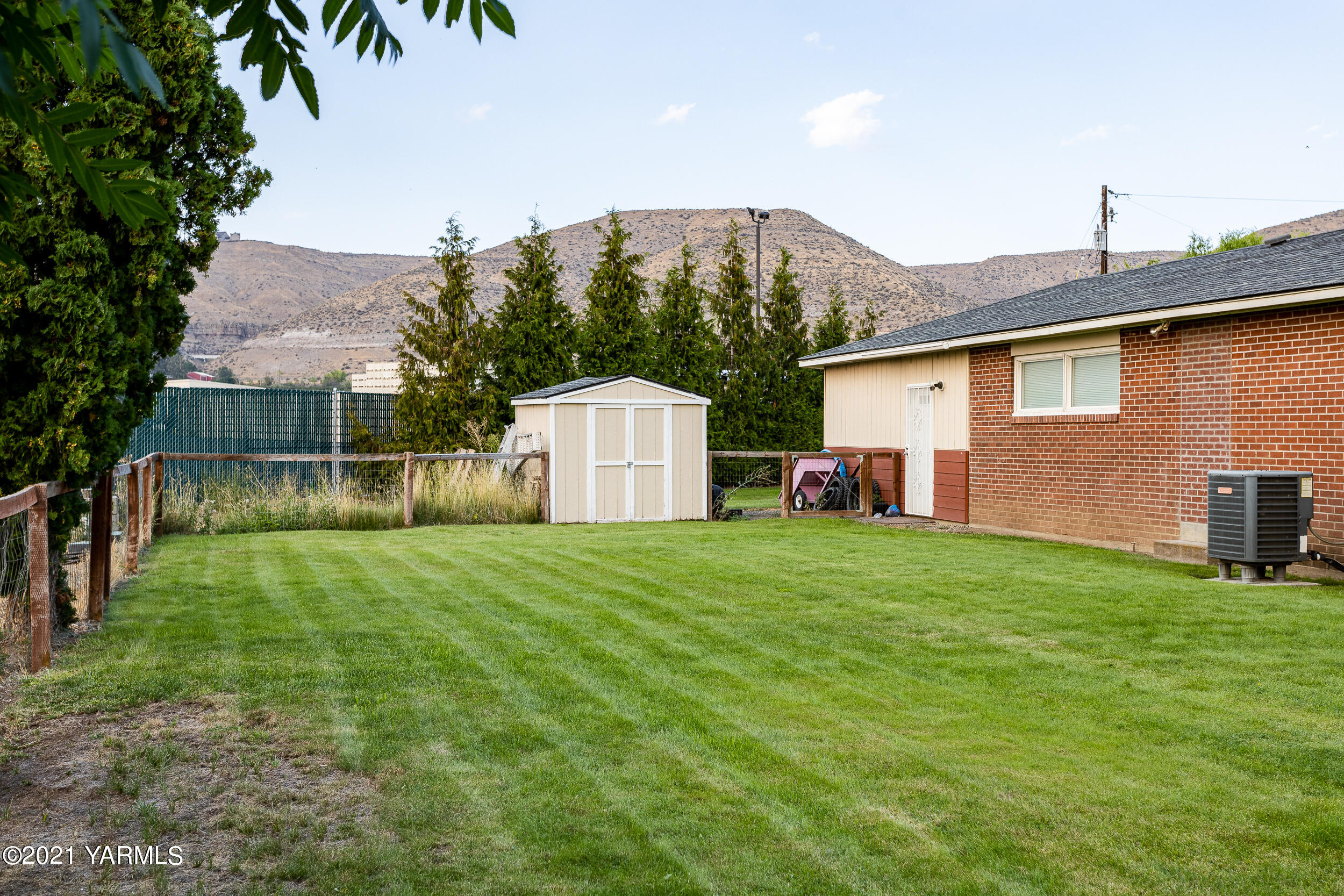 550 McPhee Road Naches, WA 98937 - Photo 24 of 28 a house view with a garden space