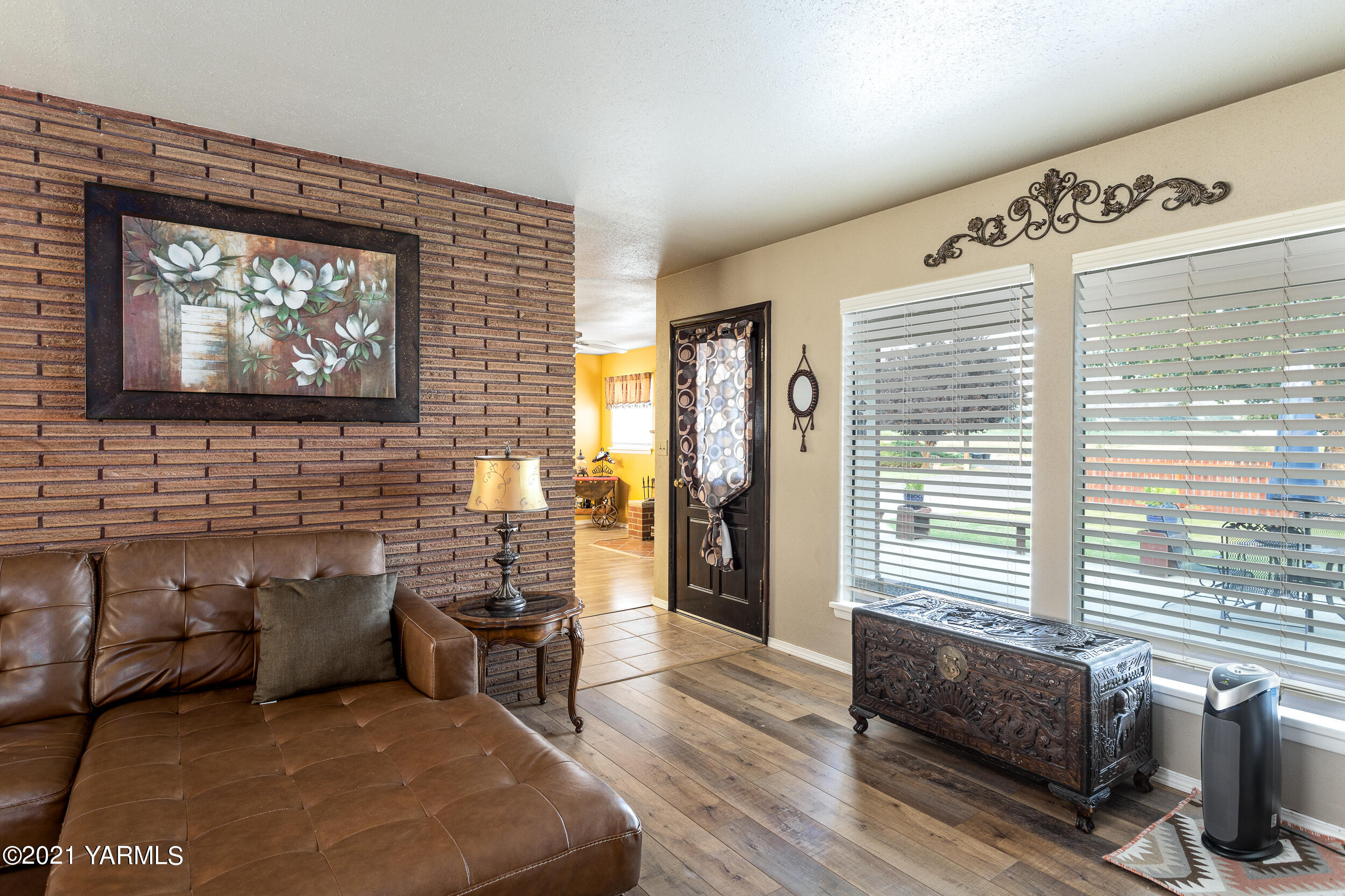 550 McPhee Road Naches, WA 98937 - Photo 4 of 28 a living room with furniture and a large window