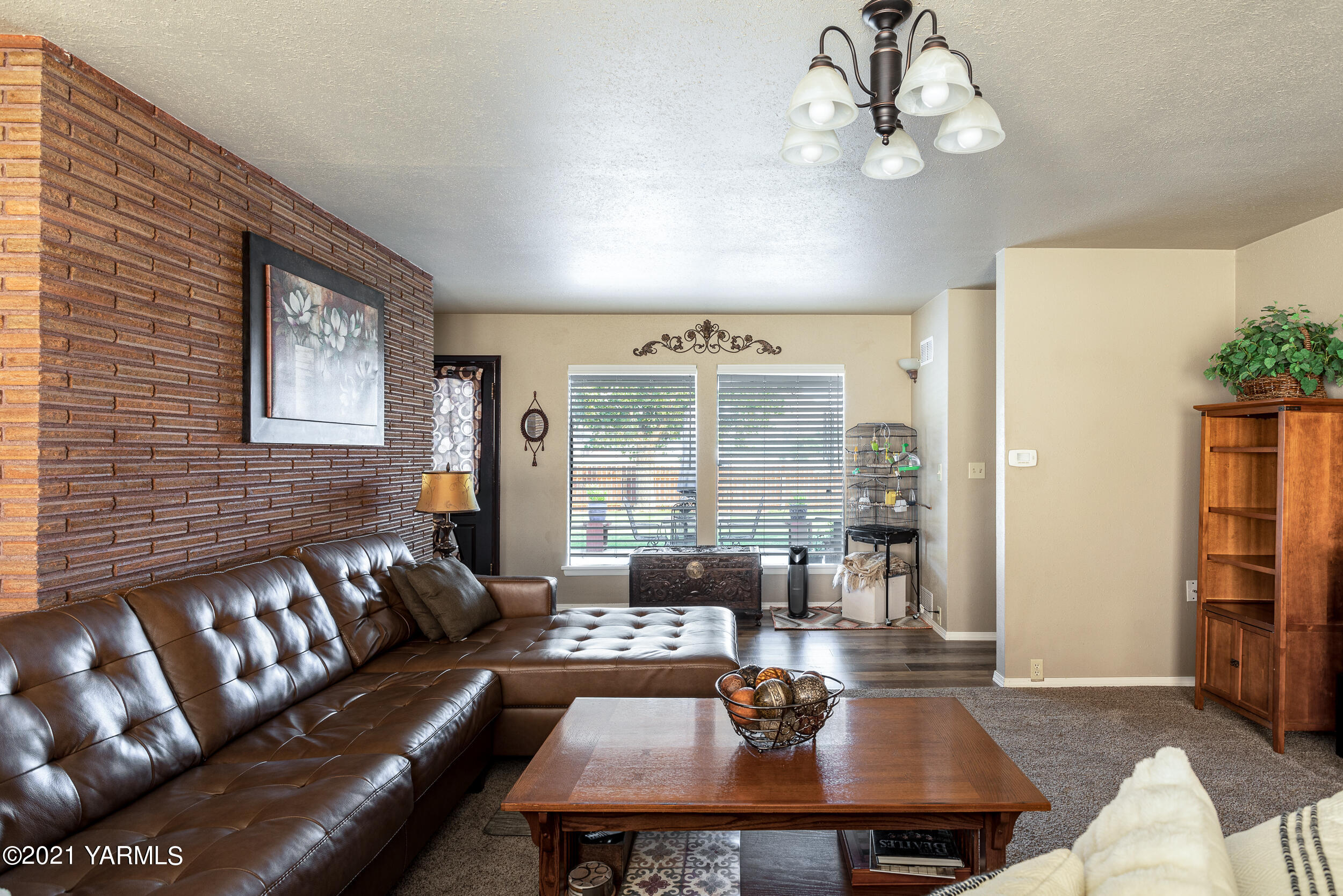 550 McPhee Road Naches, WA 98937 - Photo 6 of 28 a living room with furniture