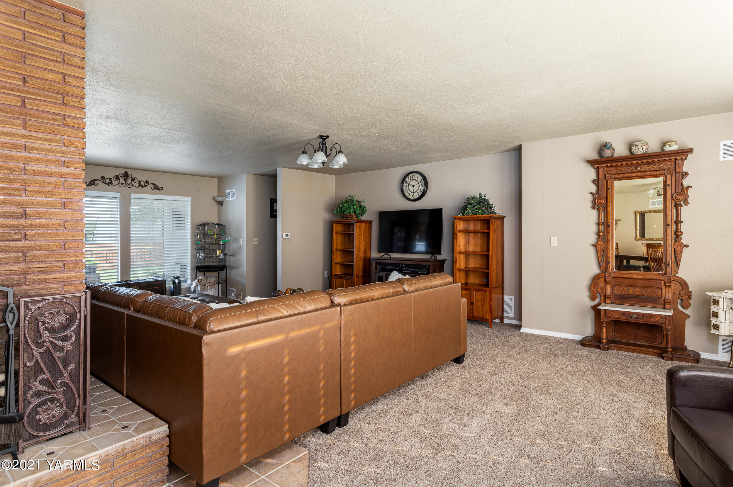 550 McPhee Road Naches, WA 98937 - Photo 7 of 28 a view of living room with furniture and a flat screen tv