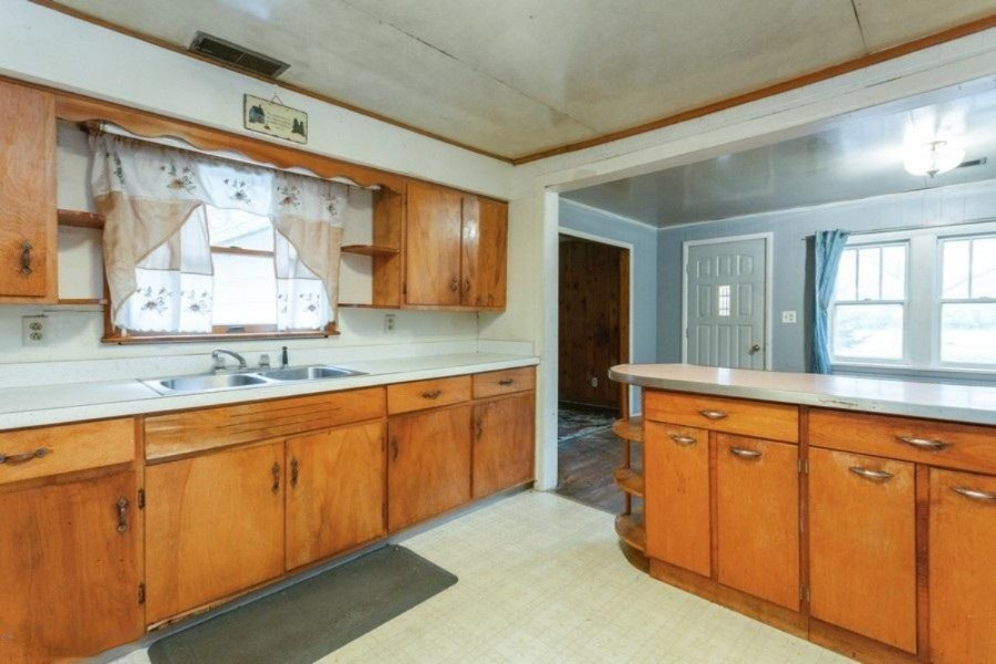 11329 Maudlin Road New Buffalo, MI 49117 - Photo 7 of 18 KITCHEN
