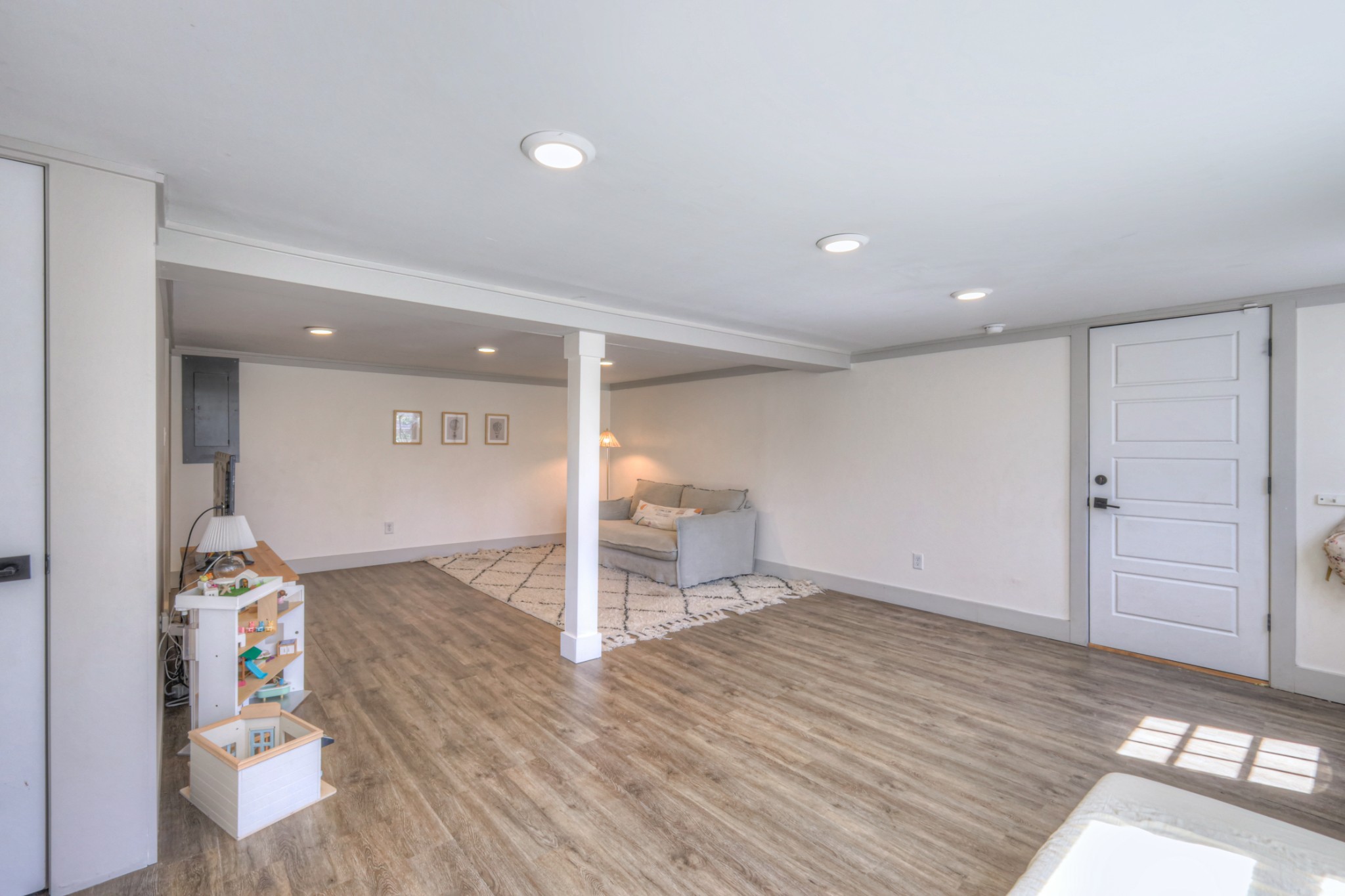 691 Harding Place Nashville, TN 37211 - Photo 36 of 54 a view of livingroom with hardwood floor and hallway
