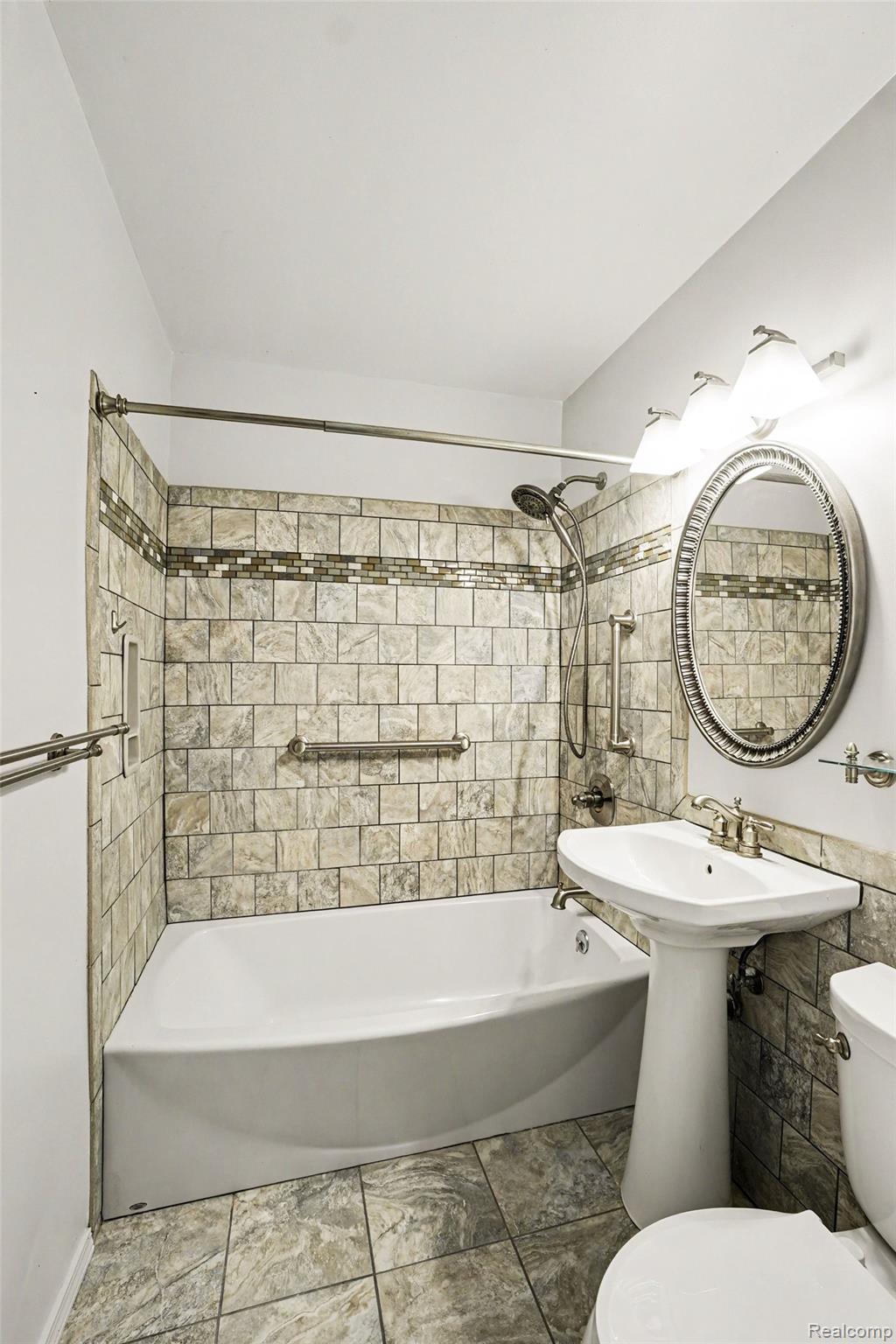 4023 South Genesee Road Grand Blanc, MI 48439 - Photo 28 of 39 020_file_3984.jpg