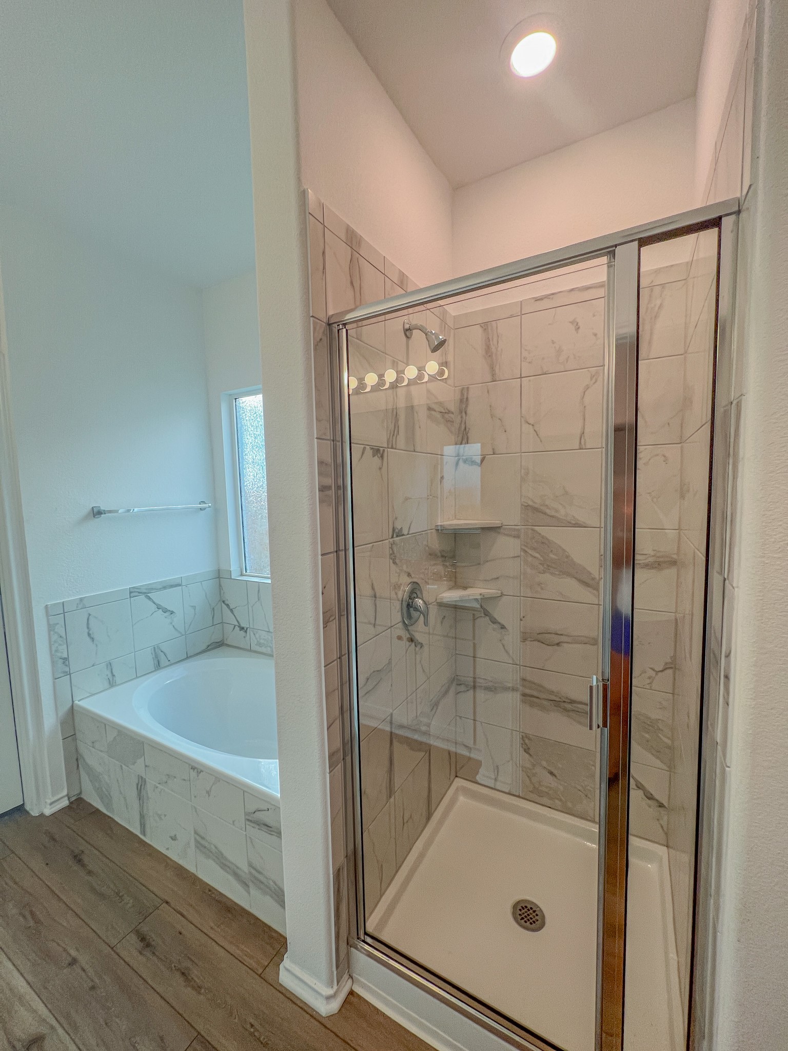 438 Perfect World Loop Jarrell, TX 76537 - Photo 11 of 35 a bathroom with a bathtub