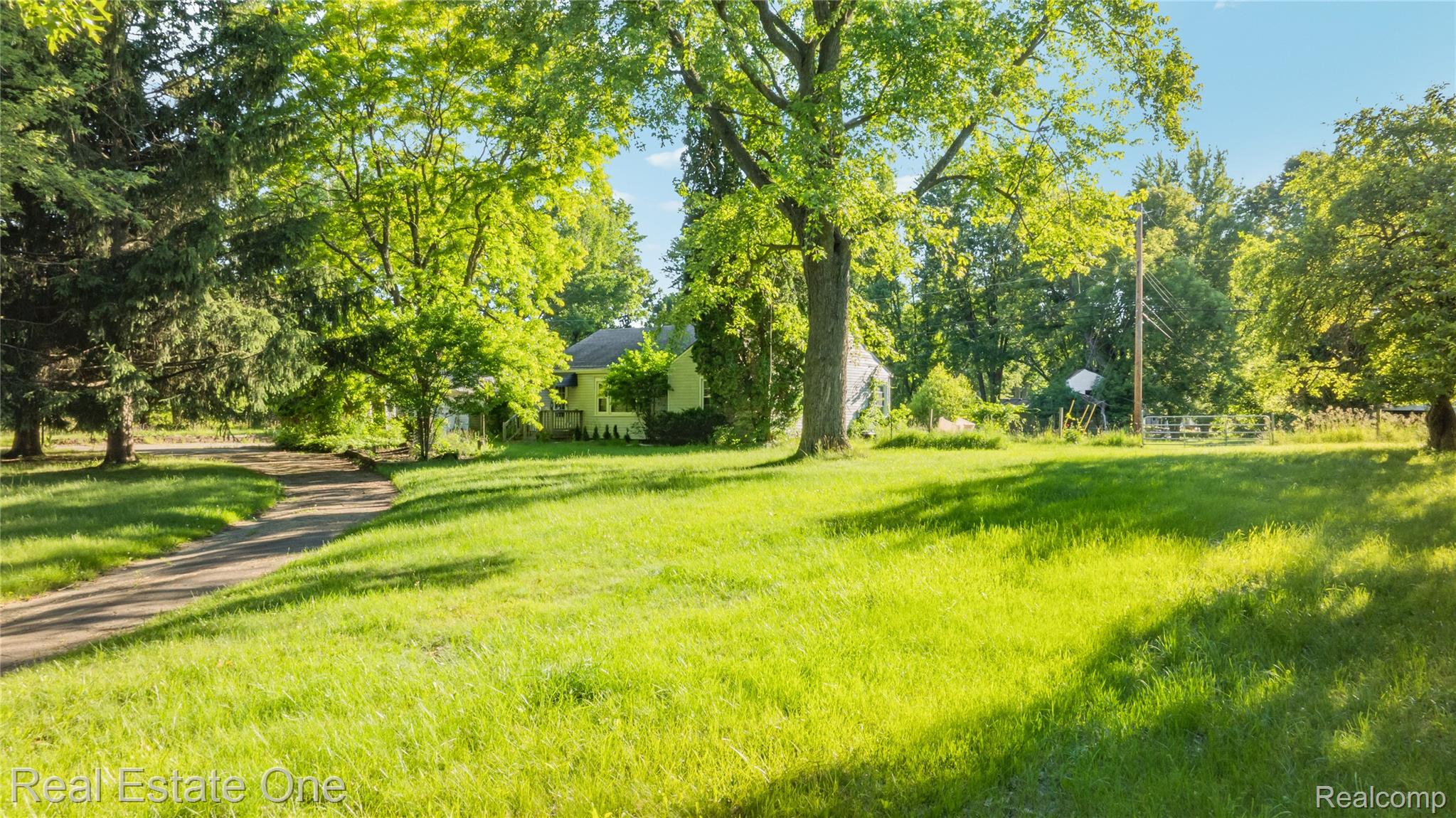 9585 North Eston Road Clarkston, MI 48348 - Photo 3 of 60 9585 N Eston - OnDemand Pix Photography (45).jpg