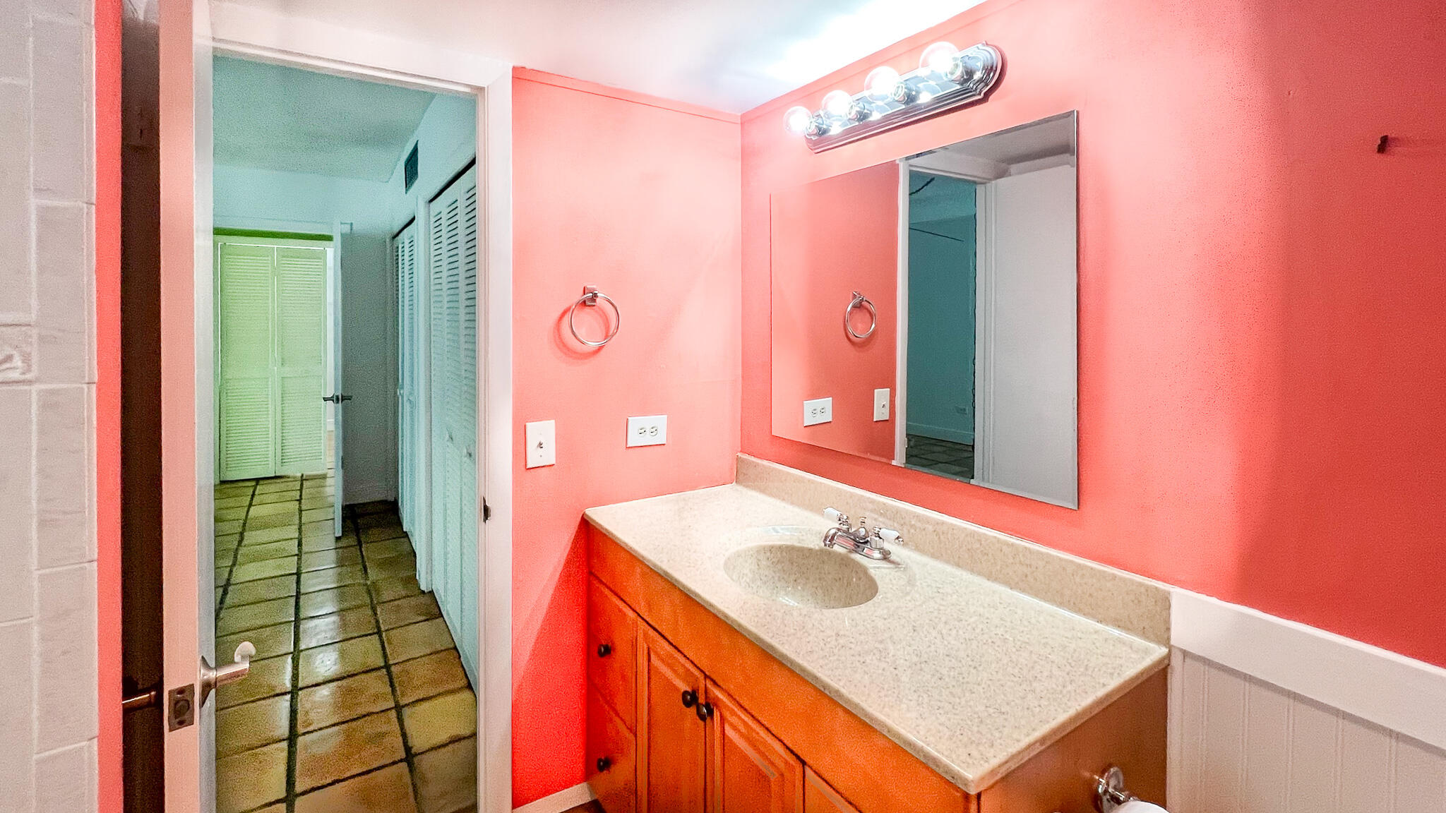 188 Atlantic Boulevard, Unit B Key Largo, FL 33037 - Photo 14 of 22 Ensuite Bathroom