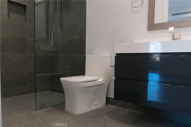 $3,995 | 6848 Encino Avenue, Van Nuys, CA 91406