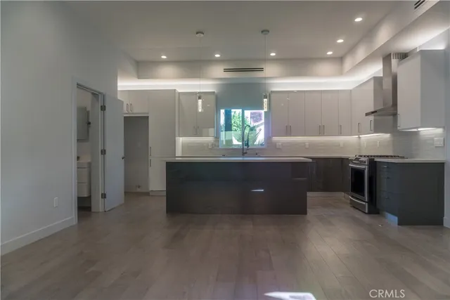 $3,995 | 6848 Encino Avenue, Van Nuys, CA 91406