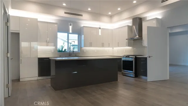 $3,995 | 6848 Encino Avenue, Van Nuys, CA 91406