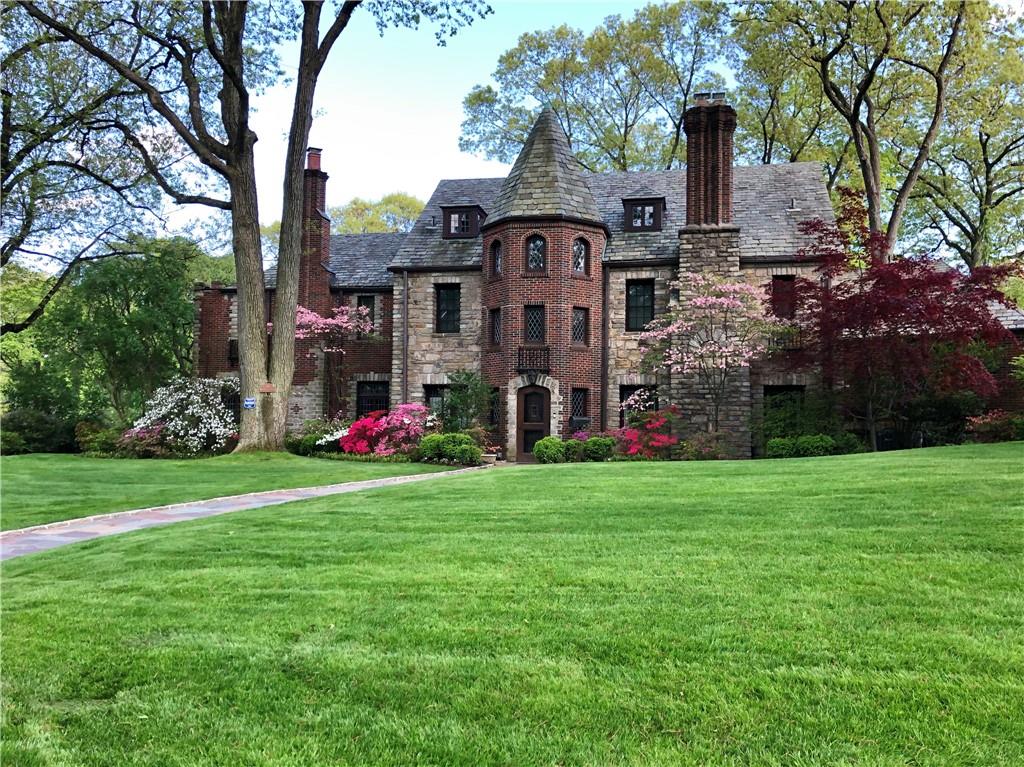 Estate-like property minutes from the train & town. You can actually have it all!