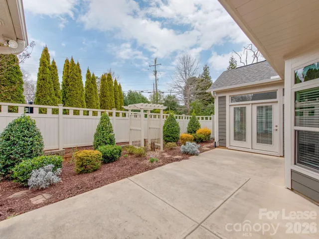 a view of a house with backyard and garden