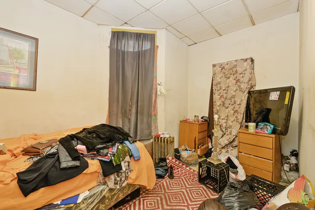 a bed room with two beds and a couch