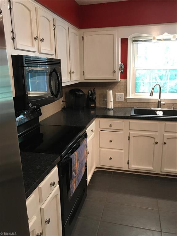 3216 Rolling Road High Point, NC 27265 - Photo 9 of 28 Spacious kitchen