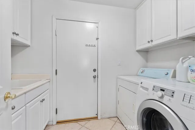 a view of entryway with washer and dryer
