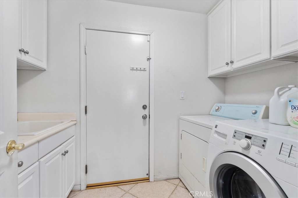 5531 San Carlos Court Rancho Cucamonga, CA 91739 - Photo 20 of 54 a view of entryway with washer and dryer