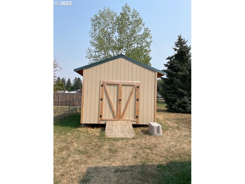 704 North Russell Street Joseph, OR 97846 - Photo 3 of 8 a view of backyard with small cabin