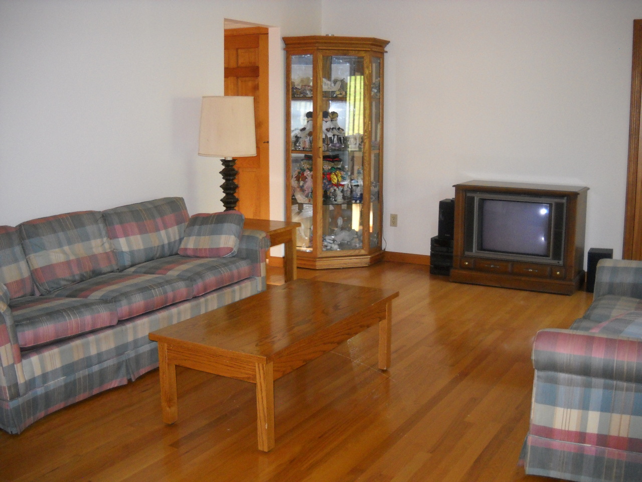 686 Pecks Road Pittsfield, MA 01201 - Photo 11 of 17 Living room