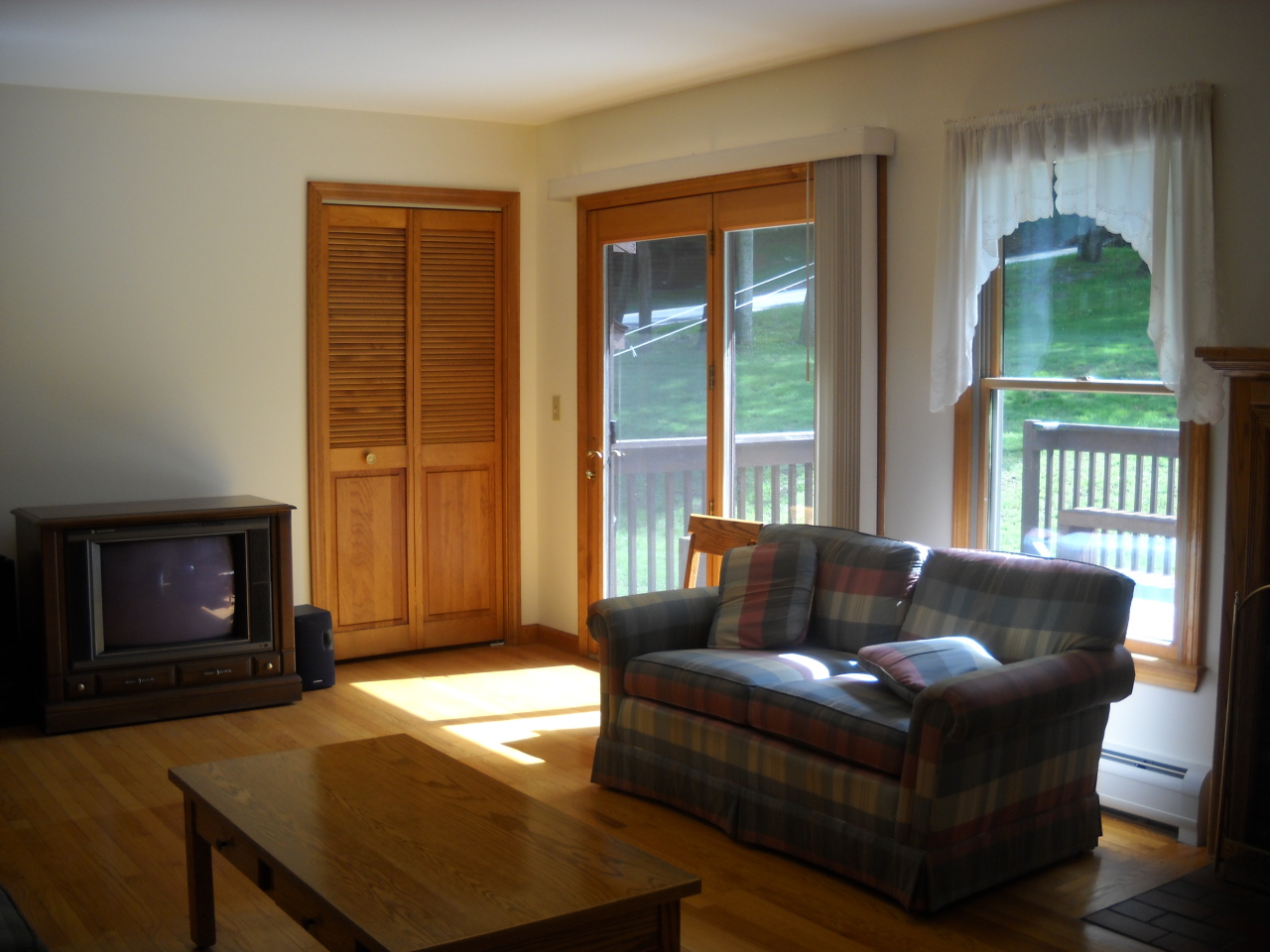 686 Pecks Road Pittsfield, MA 01201 - Photo 8 of 17 Living room