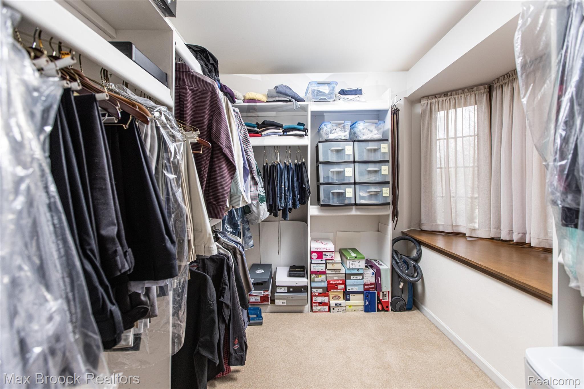 624 Foxhall Road Bloomfield Hills, MI 48304 - Photo 16 of 29 Master Closet.jpg