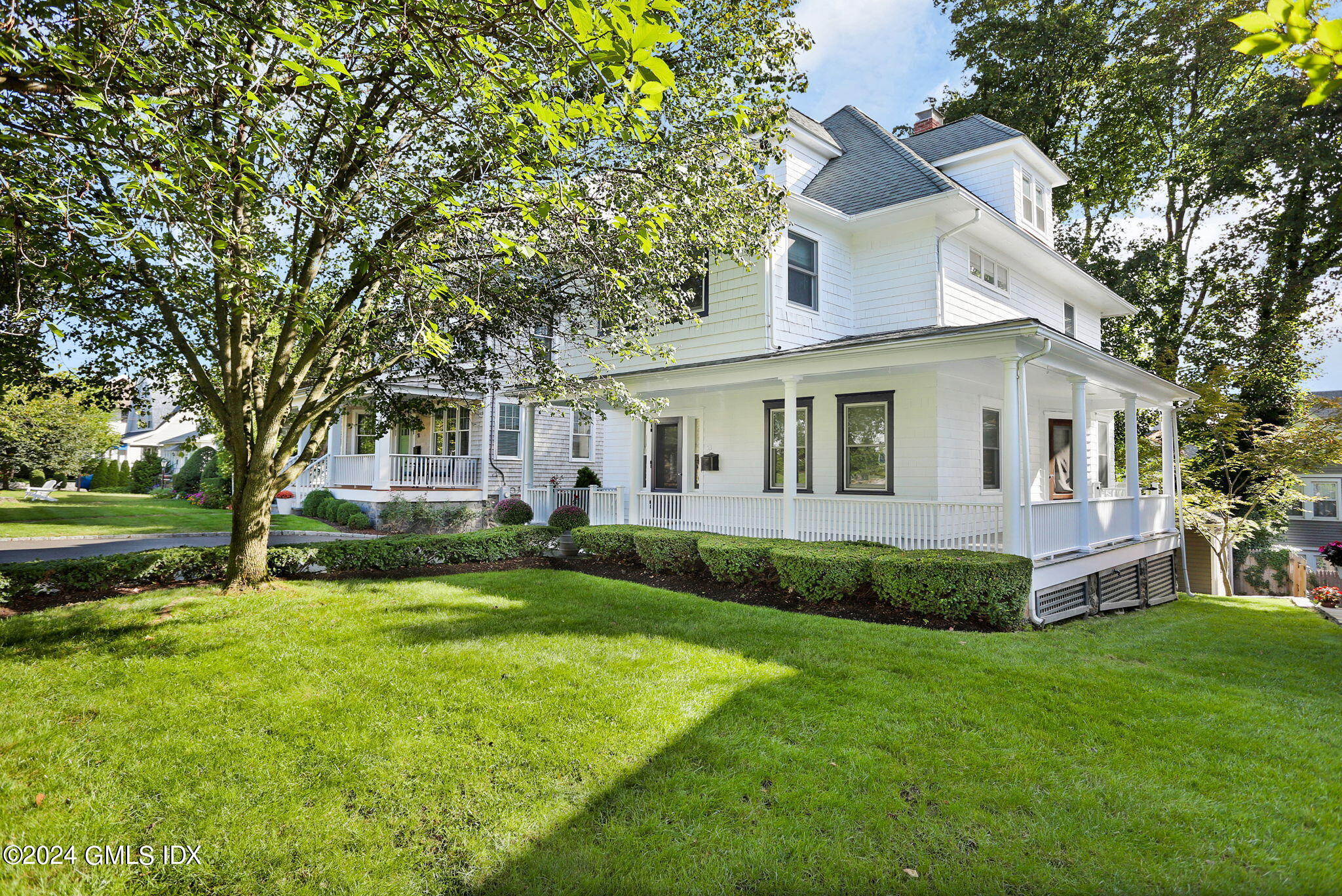 a view of a house with backyard and garden