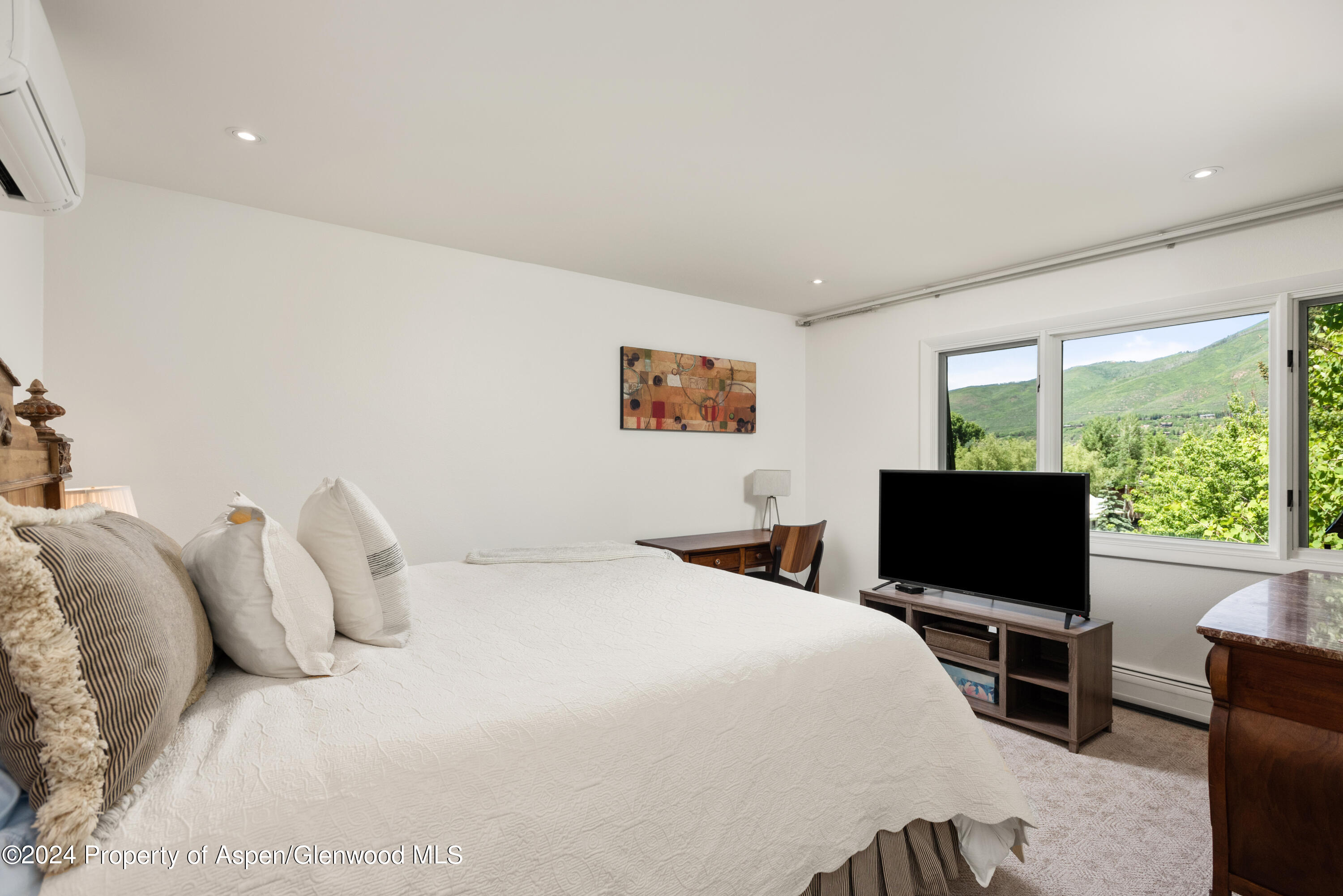 205 East Durant Avenue, Unit 3F Aspen, CO 81611 - Photo 10 of 20 a bedroom with a bed and a flat screen tv