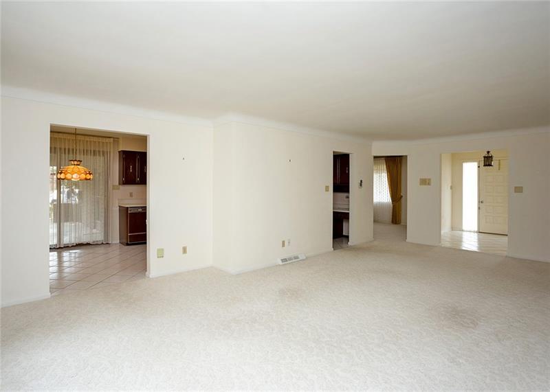 150 Crouse Road Greensburg, PA 15601 - Photo 4 of 25 LIVING ROOM.