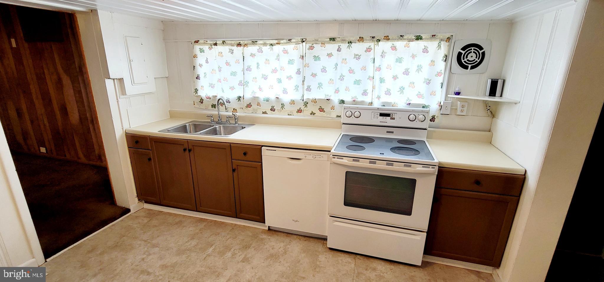 7503 Old Battle Grove Road Dundalk, MD 21222 - Photo 5 of 43 Kitchen With Table Space