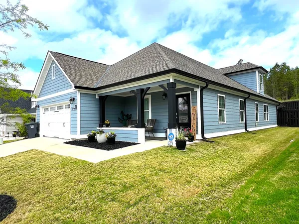 a view of a house with yard and porch