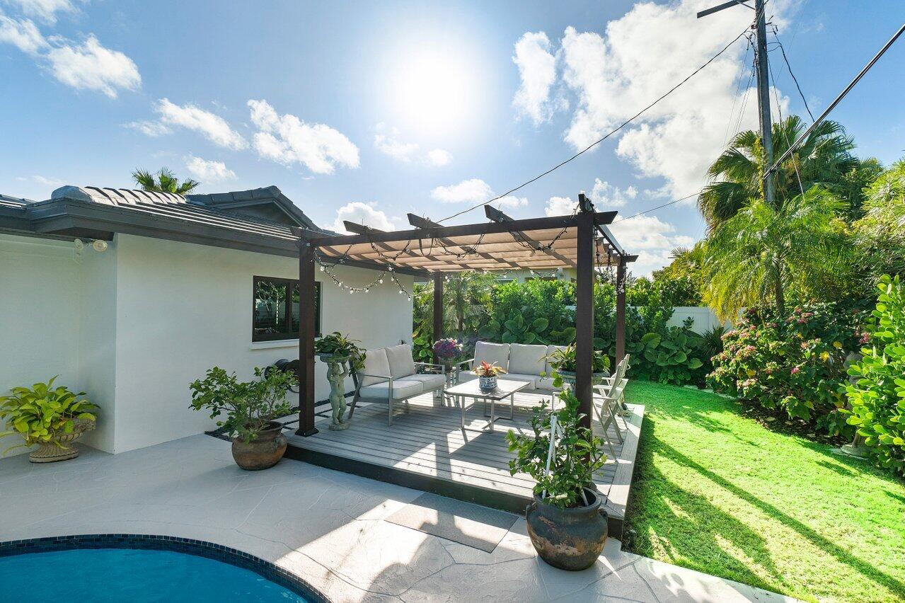 1280 Singer Drive Singer Island, FL 33404 - Photo 24 of 39 a view of a chairs and table in a backyard