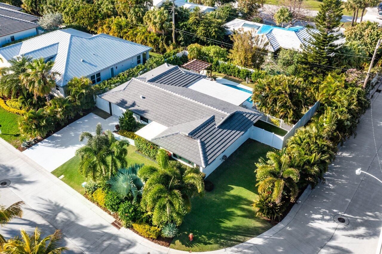 1280 Singer Drive Singer Island, FL 33404 - Photo 28 of 39 a view of a garden with plants