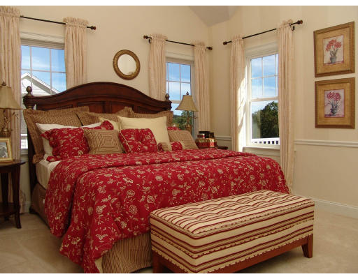 7 Primmett Lane, Unit 7 Worcester, MA 01609 - Photo 2 of 10 a bedroom with a bed and a painting on the wall