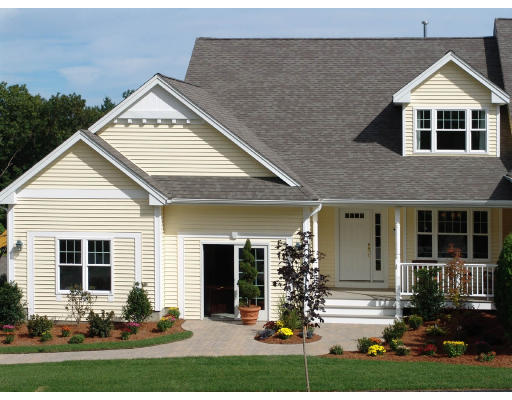 7 Primmett Lane, Unit 7 Worcester, MA 01609 - Photo 6 of 10 a front view of a house with garden