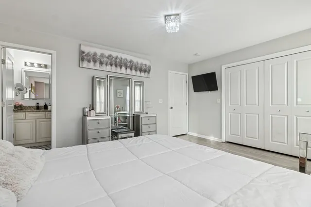 a view of a livingroom with furniture