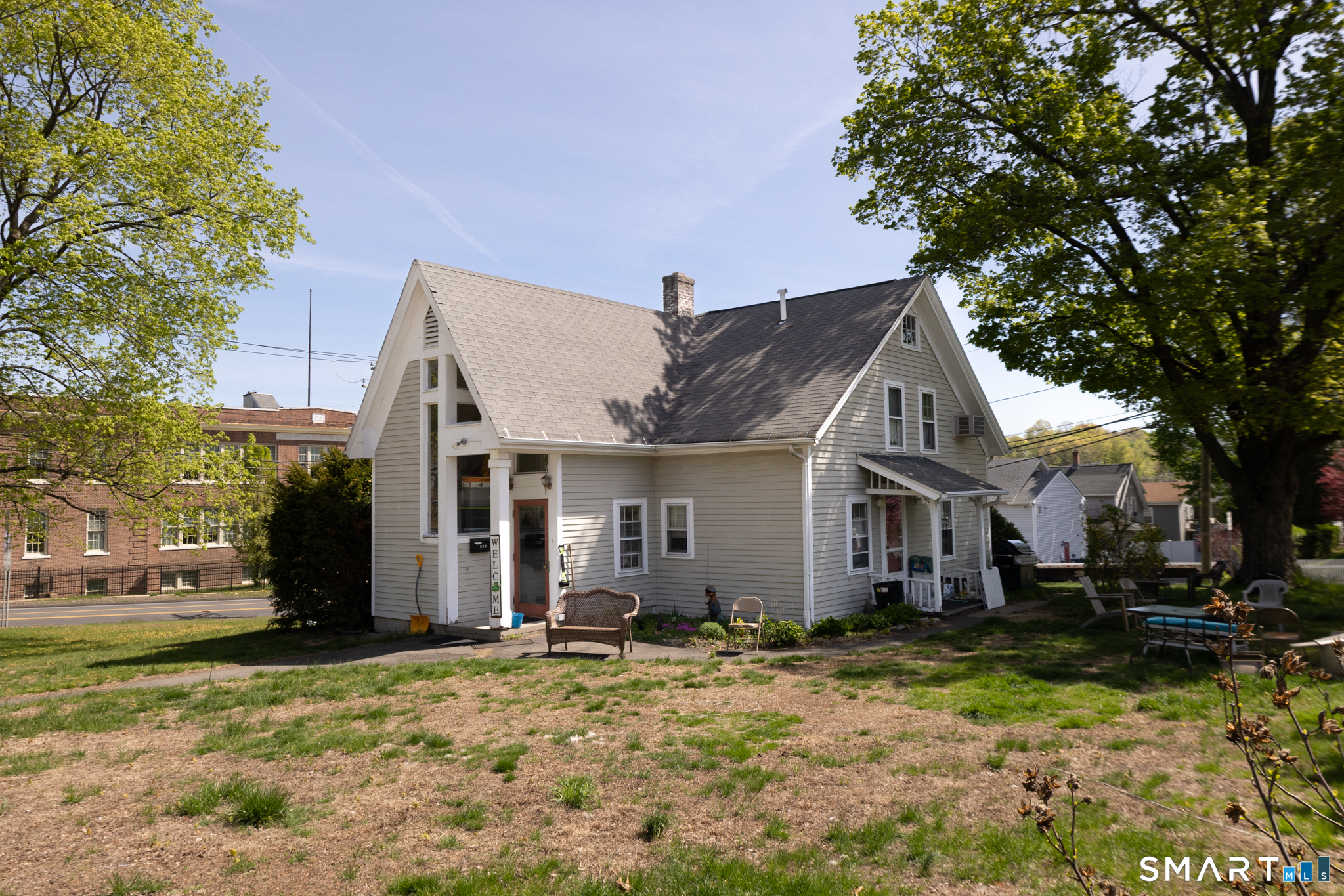 a view of a house with a yard