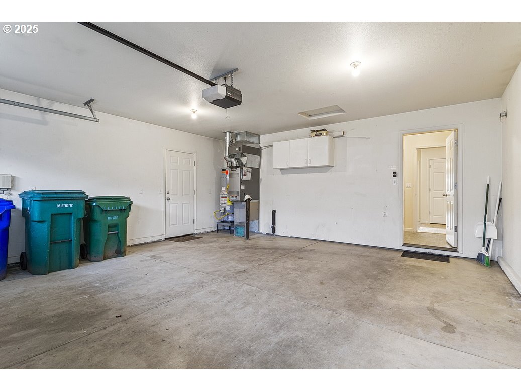1575 Southeast Dexter Lane Gresham, OR 97080 - Photo 42 of 48 a view of an empty room