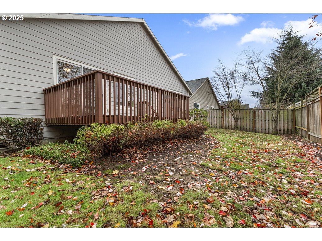 1575 Southeast Dexter Lane Gresham, OR 97080 - Photo 48 of 48 a front view of a house with garden
