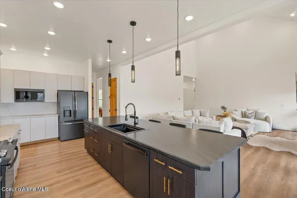 $1,100,000 | 424 Patriots Dr Street, St. Maries, ID 83861