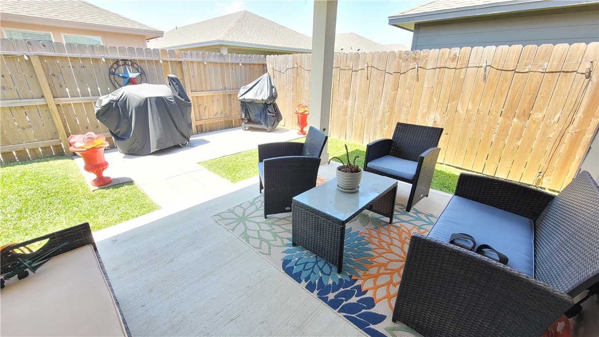 7633 Shadow Rider Lane Corpus Christi, TX 78414 - Photo 20 of 23 a living room with furniture and a window