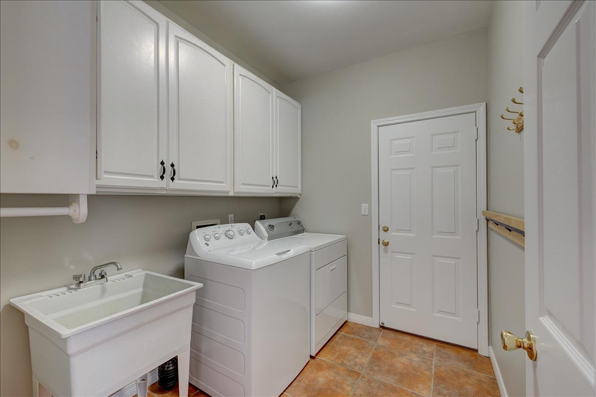 1818 Huntington Road Niceville, FL 32578 - Photo 32 of 53 a utility room with sink dryer and washer