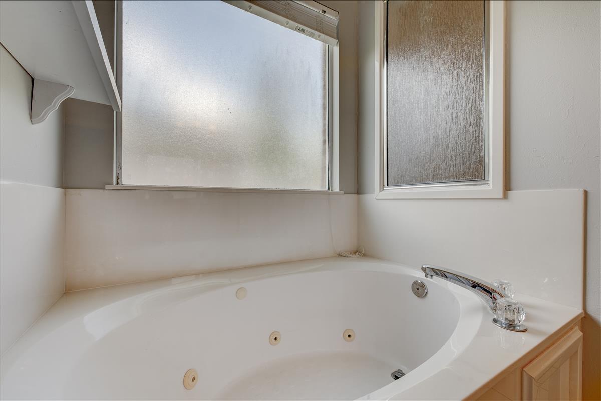 1818 Huntington Road Niceville, FL 32578 - Photo 36 of 53 a bathroom with a bathtub