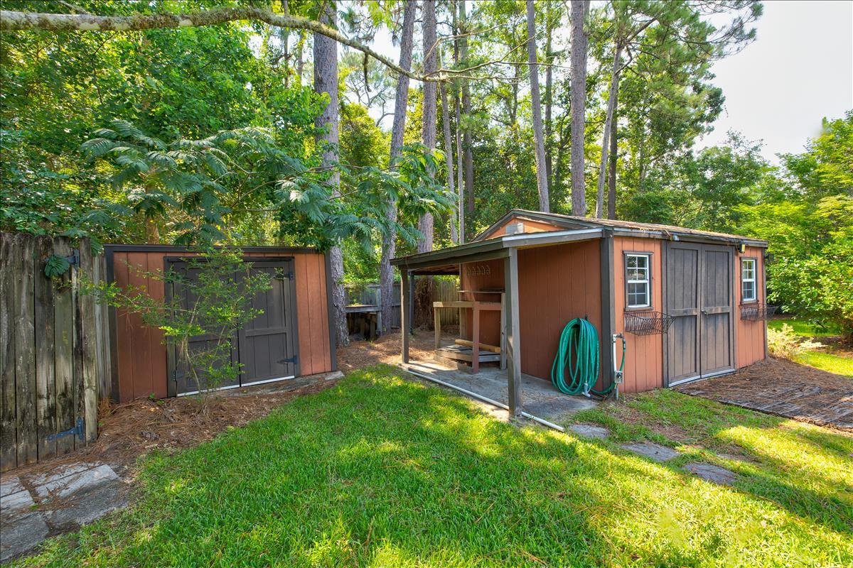 1818 Huntington Road Niceville, FL 32578 - Photo 47 of 53 a view of a backyard with table and chairs and a large tree